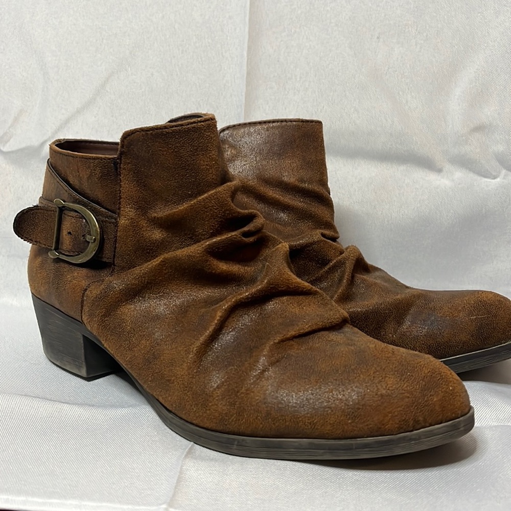 me Too Women’s Ankle Boots with Heel, Size 8, Cute design, Excellent Condition!!